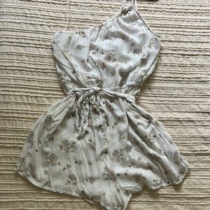 American Eagle One-shoulder white floral print romper